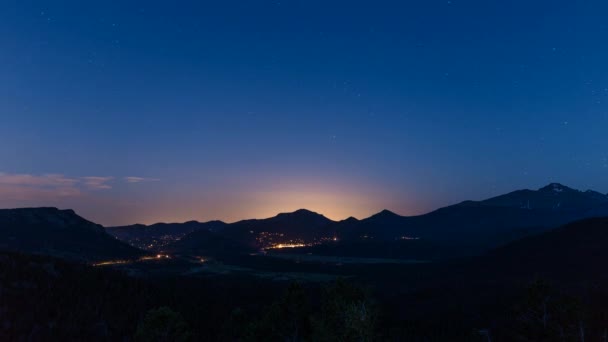 Montaña Rocosa Paisaje Nocturno Timelapse Con Coches Estrellas Coches — Vídeo de stock