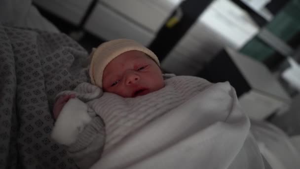 病院で生まれたばかりの子供の最初の日 — ストック動画