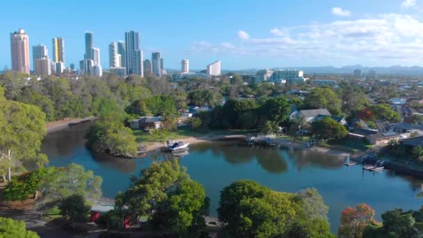 Aerial Létání Vzhůru Odhaluje Širokou Klikatou Řeku Vedoucí Města Stromy — Stock video