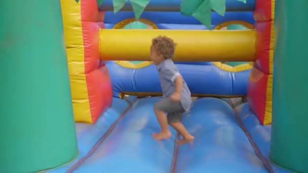 Tiro Largo Uma Criança Corrida Mista Jovem Saltando Castelo Salto — Vídeo de Stock