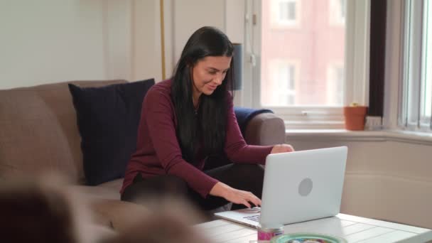 Junge Attraktive Frau Gibt Kreditkartendaten Laptop Ein Online Einkäufe Tätigen — Stockvideo