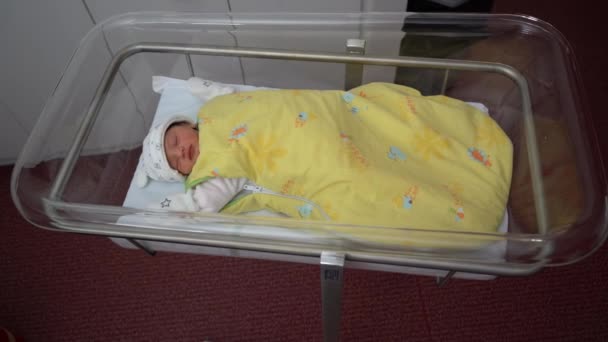 Foto Ángulo Alto Bebé Dormido Una Cama Hospital — Vídeos de Stock