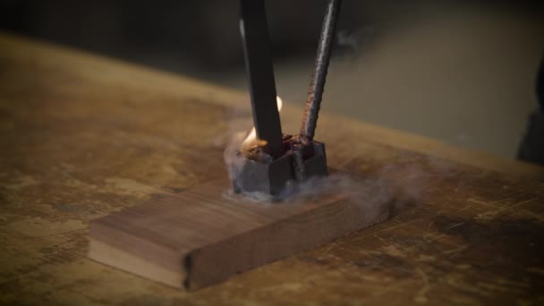 热锻造金属火焰的烙印接近慢动作 — 图库视频影像