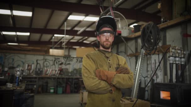 Trabajador Metal Con Quemador Forja Propano Cámara Lenta Ancho — Vídeos de Stock