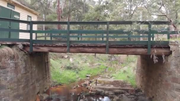 Drone Vliegt Naar Onder Een Houten Stenen Brug Een Beekje — Stockvideo