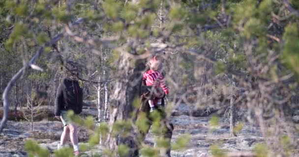 Familia Multigeneracional Disfrutando Naturaleza Montaña Mientras Camina Por Senderos Bosque — Vídeos de Stock