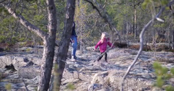 Anya Lánya Sétál Felfelé Hegyi Ösvényen Erdőben Kézi Távoli Lövés — Stock videók