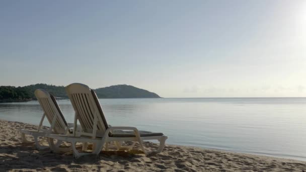 静止不动地拍摄海滩上的日光浴者 背景是高山 — 图库视频影像