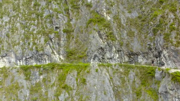 Aerial Dva Turisté Procházka Bláznivé Stezce Okraje Útesu Horské Stezce — Stock video