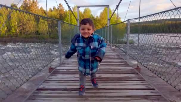 Bambino Piccolo Che Corre Ponte Nella Foresta Norvegia — Video Stock