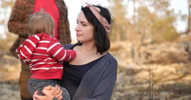 Mehrgenerationenfamilienzeit Wald Junge Mutter Hält Kleinkind Fokus — Stockvideo