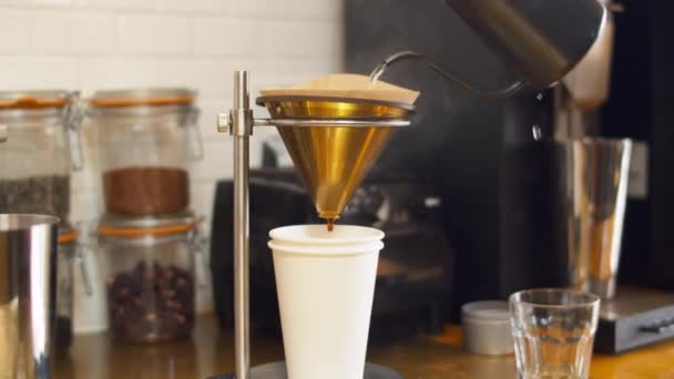 4Kでドリップコーヒーを作るために水を注ぐ — ストック動画