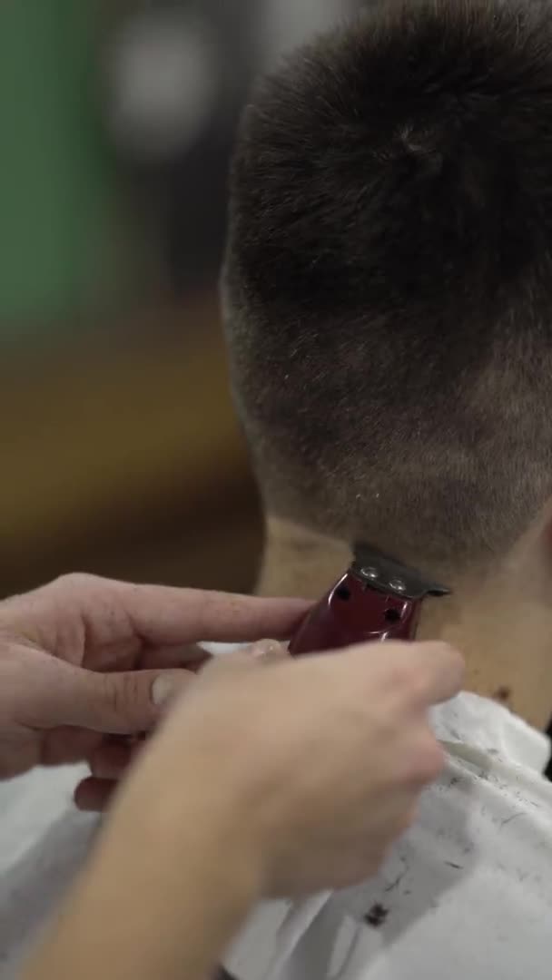 Berber Dükkanında Saç Kesiciyi Kullanarak Müşterinin Ensesini Ensesini Tamamen Traş — Stok video