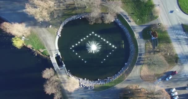 Vista Dall Alto Verso Basso Del Laghetto Con Fontana Lahti — Video Stock