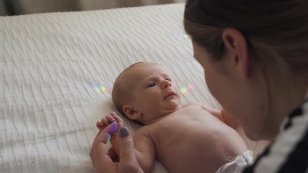 Sopra Spalla Vista Mamma Appoggiata Baciare Pancia Nuda Bambino Piccolo — Video Stock