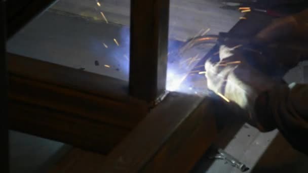 Σπινθήρες Πετούν Εργάτης Εργοστάσιο Συγκολλεί Δοκούς Χάλυβα — Αρχείο Βίντεο