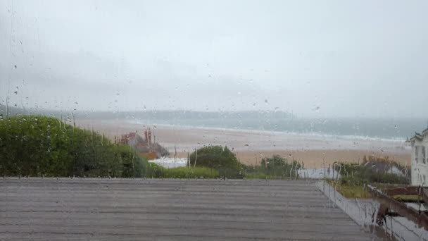 静止不动的雨滴从窗户上落下来 带着海洋景观慢动作 — 图库视频影像