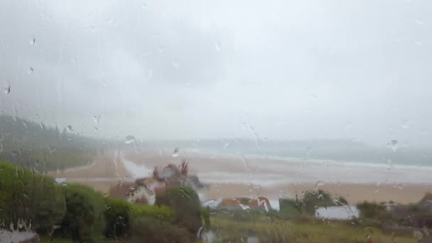 Gotas Lluvia Cayendo Contra Una Ventana Con Vista Mar Tiempo — Vídeo de stock