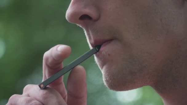 Erkek Modelini Kapat Sigara Çen Buharlaştırıcı Dışarıda Yavaş Hareket — Stok video