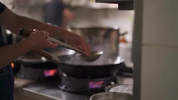 Chef Restaurante Profesional Preparando Salsa Soja Wok Primer Plano — Vídeo de stock