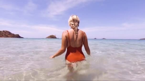 Slow Motion Shot Young Beautiful Woman Walking Forward Aproveitando Oceanos — Vídeo de Stock