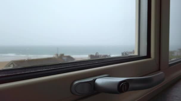 Acercamiento Lluvia Fluyendo Por Una Ventana Con Océano Visible Fondo — Vídeo de stock