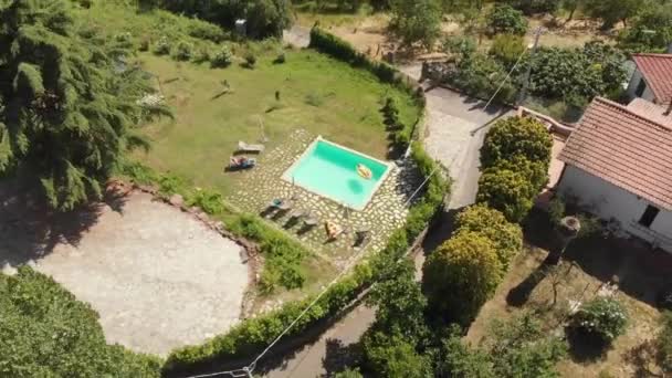 Mooie Helix Drone Zicht Een Privé Zwembad Italië Blanke Vrouw — Stockvideo