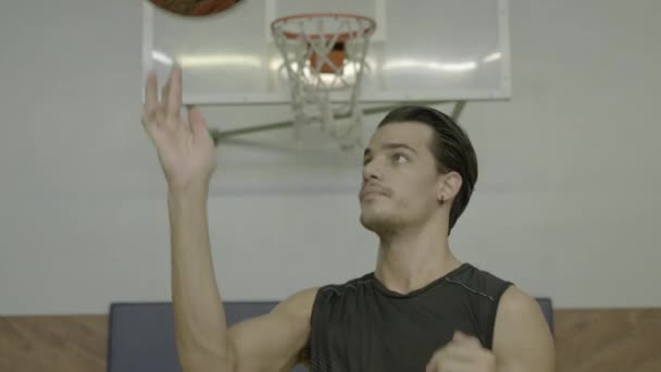 Homme Filant Basket Sur Doigt Regardant Caméra Gros Plan — Video