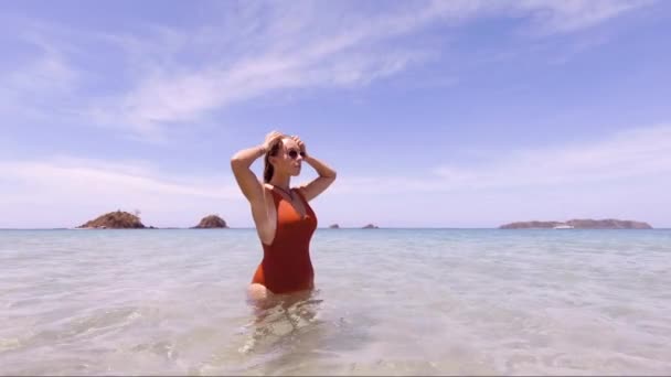 Jeune Belle Femme Debout Jouant Dans Les Océans Cristallins Plage — Video