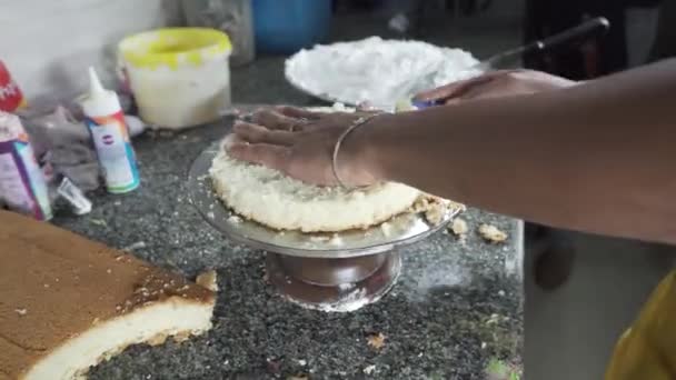 Piekarz Przygotowuje Warstwy Gąbki Ciasta Krojąc — Wideo stockowe