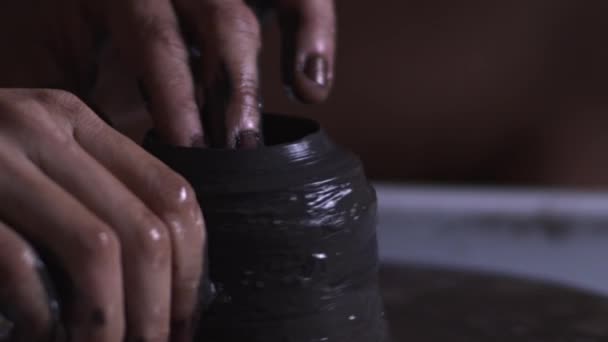 Çömlekçinin Elini Kapat Kili Vazonun Üst Kısmına Doğru Hareket Ettir — Stok video