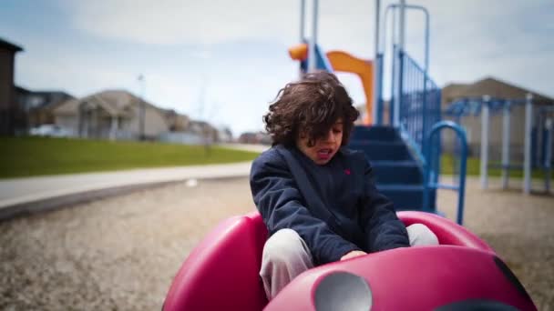 Jeune Garçon Ayant Des Vertiges Dans Une Aire Jeux Parc — Video