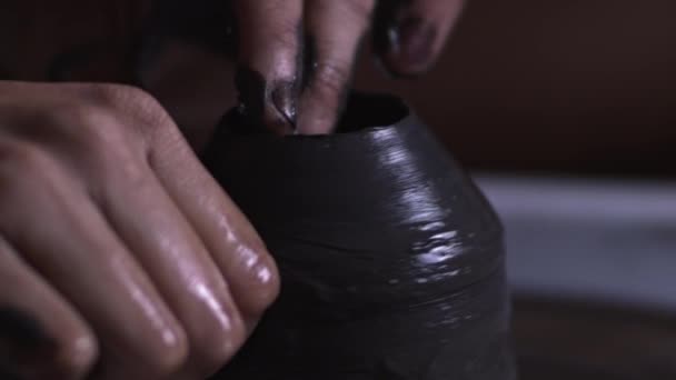 Gros Plan Forme Une Courbe Sur Vase Par Potier Ralenti — Video