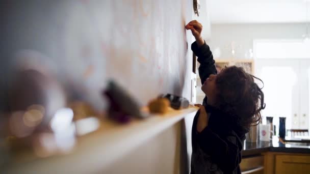 Genç Çocuk Ağır Çekimde Tahtaya Hevesle Resim Çiziyor — Stok video