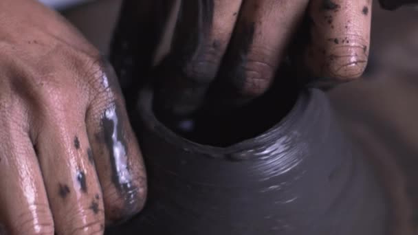 Potter Aperta Mãos Juntas Para Moldar Lado Uma Tigela Câmera — Vídeo de Stock