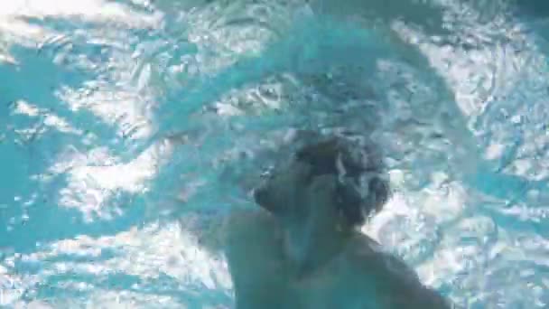 Subacqueo Colpo Basso Angolo Nuoto Uomo Con Tecnica Freestyle — Video Stock