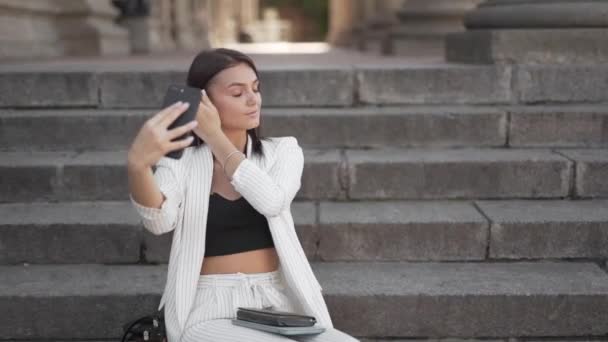 Linda Mulher Corporativa Elegante Clicando Uma Selfie Tiro Médio — Vídeo de Stock