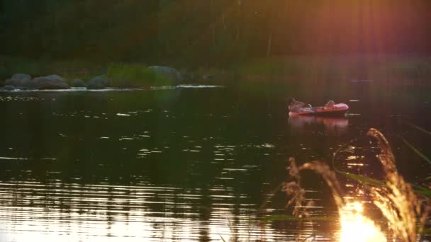 Pai Filha Tendo Uma Conversa Barco Borracha Lago Calmo Nascer — Vídeo de Stock