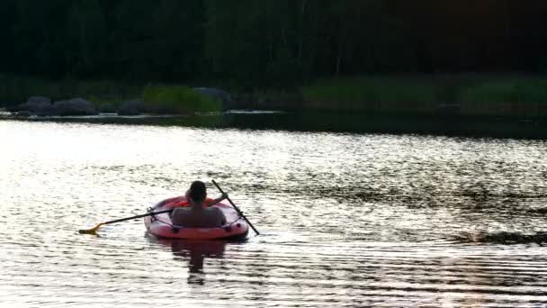 Glücklich Lachendes Vierjähriges Mädchen Das Einem Sommerabend Mit Ihrem Vater — Stockvideo