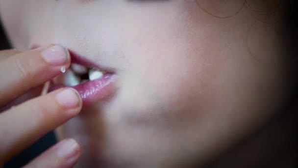 Primer Plano Boca Desordenada Niño Comiendo Palomitas Maíz Cámara Lenta — Vídeo de stock