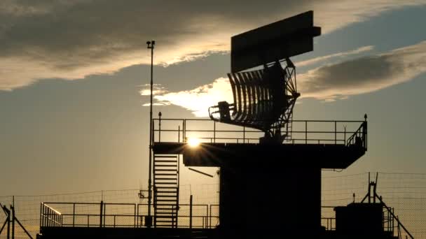 Silhouetted Widok Anteny Wszechstronnej Obrony Powietrznej Śledzenia Wykonane Technologii Phased — Wideo stockowe