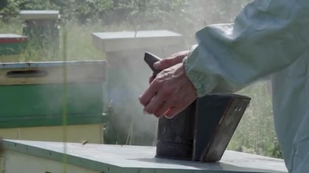 Biodlaren Tänder Och Testar Rökaren — Stockvideo