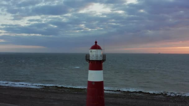 Vuurtoren Van Westkapelle Tijdens Een Feloranje Zonsondergang Met Veel Wind — Stockvideo