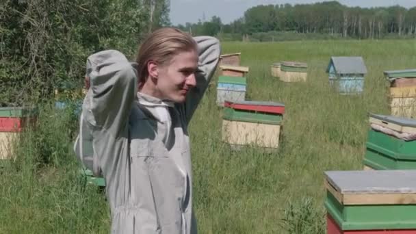 Včelař Nasazuje Ochrannou Masku — Stock video