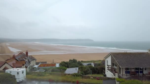 要旨スローモーションでビーチビューでウィンドウを流れる雨のショット — ストック動画