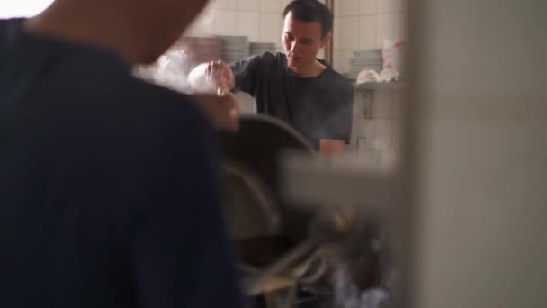 专业餐厅厨师准备酱汁 特写镜头 — 图库视频影像