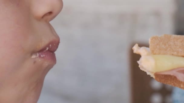 Powolny Ruch Usta Dziecka Rasy Kaukaskiej Jedzącego Tosty — Wideo stockowe