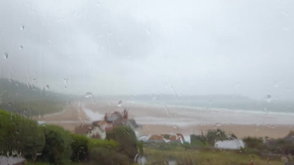 雨滴落在有海洋景观的窗户上 动作缓慢 — 图库视频影像