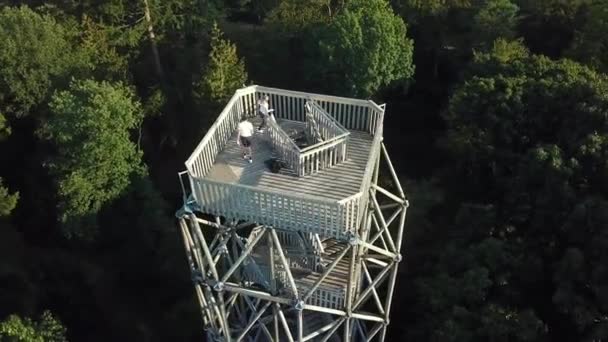 Casal Escalada Para Cima Vigia Madeira Berg Bos Vista Drone — Vídeo de Stock