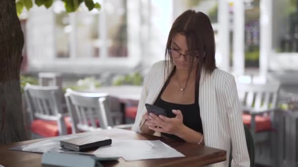 Eine Attraktive Junge Geschäftsfrau Macht Sich Notizen Von Ihrer Arbeit — Stockvideo